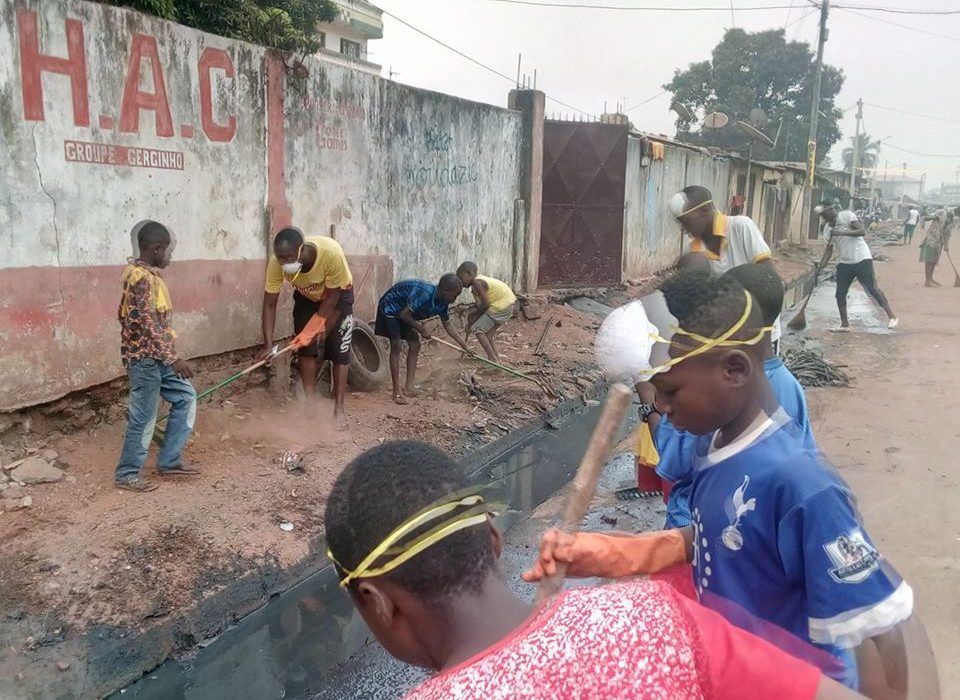 L’insalubrité dans les quartiers de Conakry : Les jeunes  et les femmes de Matam Centre s’impliquent
