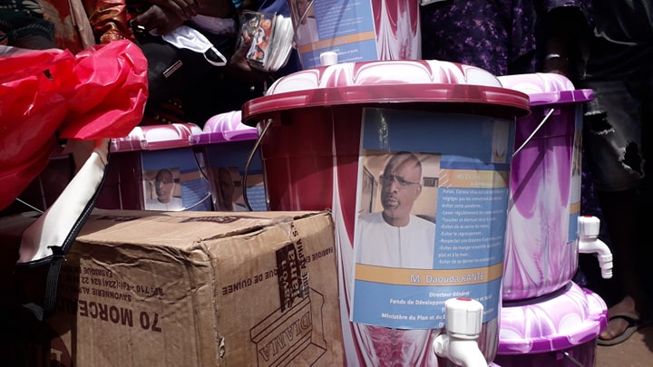 Covid-19 : le DG du fonds de développement économique et social offre des kits sanitaires au marché de Sonfonia 