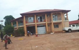 Kouroussa: La résidence du Préfet attaquée par des orpailleurs qui réclament le permis d’une société minière