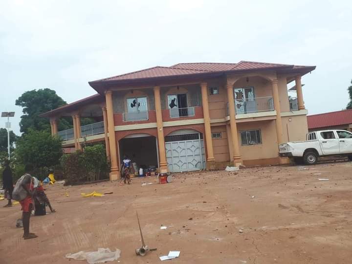 Kouroussa: La résidence du Préfet attaquée par des orpailleurs qui réclament le permis d’une société minière