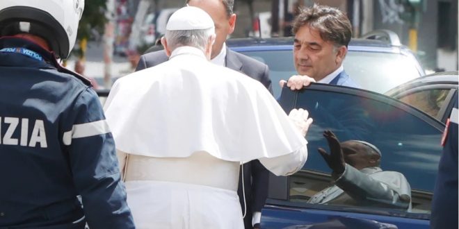 Le pape François quitte l’hôpital 10 jours après son opération