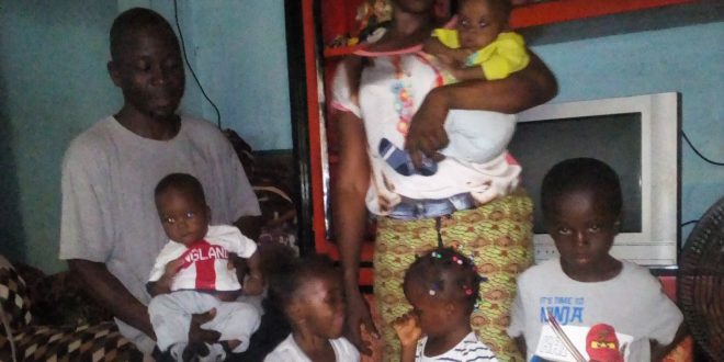 Guinée: Ansoumane Soumaoré père de huit (8) enfants dont 6 jumeaux demande de l’aide pour s’occuper de sa famille