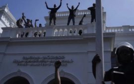 Sri Lanka: le président Rajapaksa en fuite, les bureaux du Premier ministre envahis par des manifestants