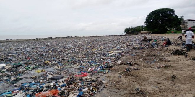 Conakry/ Insalubrité : La plage de Rogbanè transformée à un lieu de dépotoirs d’ordures
