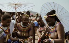 Afrique du Sud : les jeunes Zouloues -vierges- dansent devant leur roi