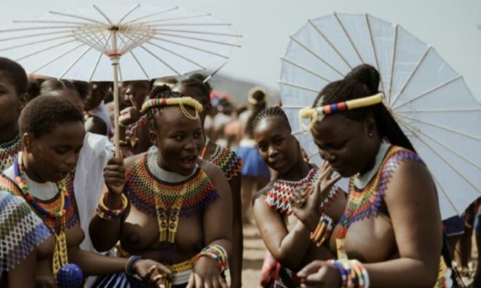 Afrique du Sud : les jeunes Zouloues -vierges- dansent devant leur roi