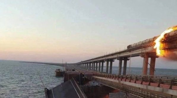 UKRAINE: Un attentat à la voiture piégée paralyse le pont russe de Crimée