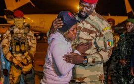 Aéroport Ahmed Sékou Touré : le colonel Mamadi Doumbouya accueille le second convoi des guinéens en provenance de Tunisie