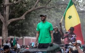 Menacé d’illégibilité, l’opposant Sonko entame un retour risqué à Dakar