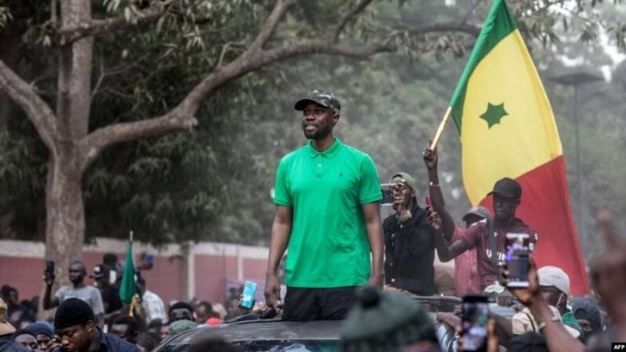 Menacé d’illégibilité, l’opposant Sonko entame un retour risqué à Dakar