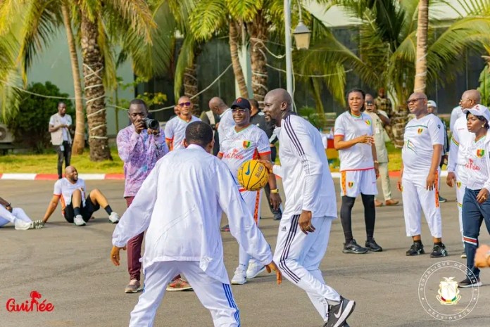 Guinée: le colonel Doumbouya et ses ministres se mettent aux sports après le Conseil des ministres…