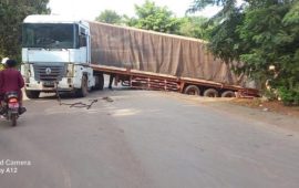 Boké-Circulation Routière: Un camion-remorque déraille, bloque la chaussée et crée d’énormes embouteillage à Boubouya
