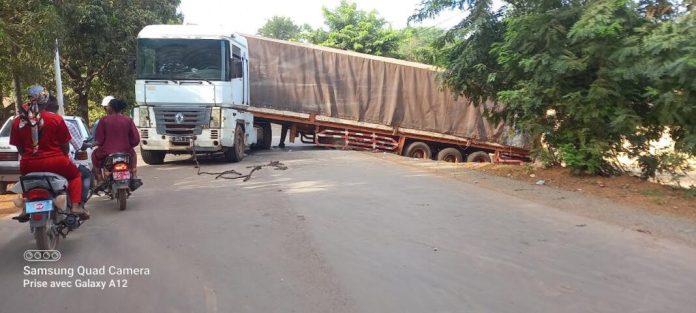 Boké-Circulation Routière: Un camion-remorque déraille, bloque la chaussée et crée d’énormes embouteillage à Boubouya