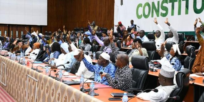 Guinée/CNT: adoption du projet de loi portant statut particulier des IES et IRS/CDI