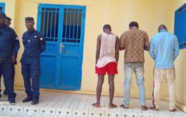 Guinée: trois (3) présumés bandits de grand chemin présentés par la police de Kaporo rail