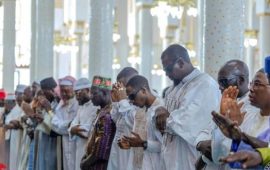 Conakry:Le général Mamadi Doumbouya effectue la grande prière du vendredi à la mosquée Fayçal et rend visite à la pionnière Hadja Mariama Sow