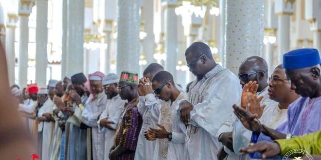 Conakry:Le général Mamadi Doumbouya effectue la grande prière du vendredi à la mosquée Fayçal et rend visite à la pionnière Hadja Mariama Sow