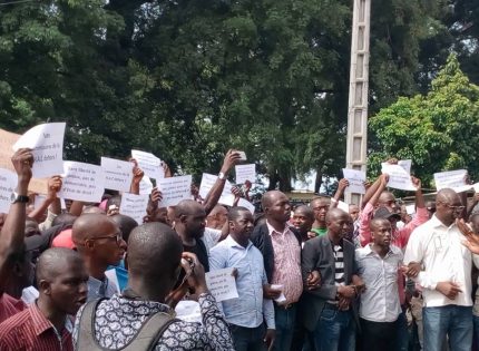 Guinée : Quelques Slogans Scandés par les Journalistes : « Martine Condé Zero, Martine Condé Dégage, Martine Condé dehors… »