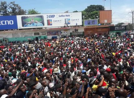 Conakry: une marrée humaine dans les rues contre l’augmentation du prix du carburant