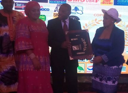 Conakry : Le président du CNP-Guinée et PDG de la SONAG, reçoit le prix de champion National  de l’économie Guinéenne