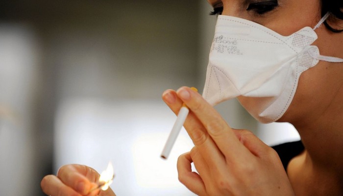 les fumeurs sont-ils plus exposés à l’infection? La réponse d’un expert