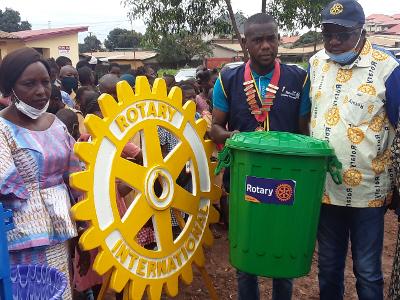 Guinée:Rotarac Club de Conakry-camayenne fait des dons pour  l’école primaire de Fassian1