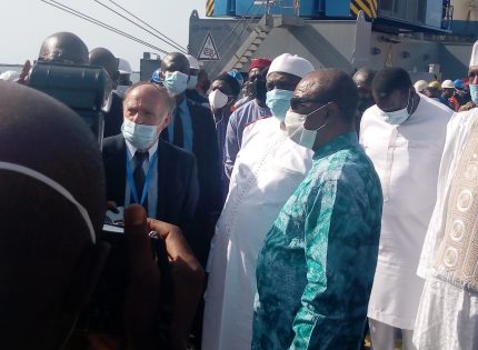 Visite d’amitié du président Adama Barrow à Conakry :Le président Alpha Condé, a élevé son homologue à la dignité de grand-Croix de l’ordre National du mérite