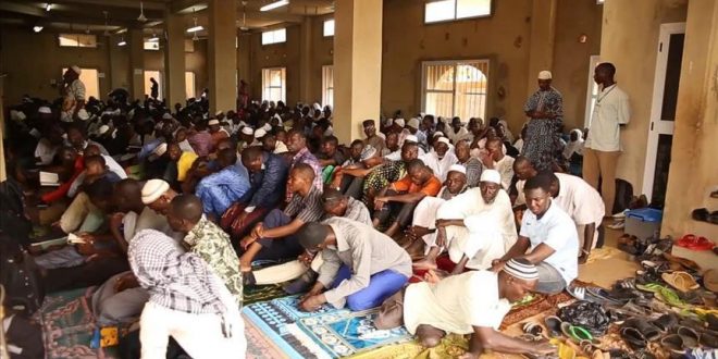 Guinée/Matoto : un fidèle musulman s’effondre dans une mosquée au moment de la prière du vendredi et meurt