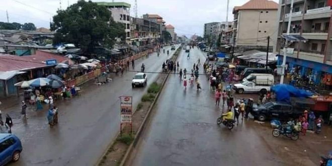 Guinée : Les chauffeurs de taxis et minibus en grève à cause de l’augmentation du prix du carburant à la pompe