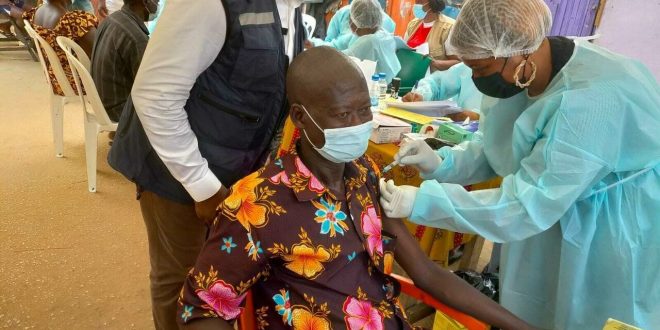 Ebola: vaccinations à Abidjan, recherche de cas contacts en Guinée
