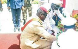 Guinée/Fête de l’independance: Dépôt d’une gerbe de fleurs par le Colonel Mamadi Doumbouya à la place des martyrs