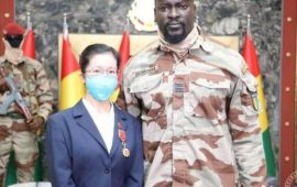 Distinction: Le Président Colonel Mamadi Doumbouya décore la Cheffe de la mission médicale chinoise