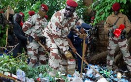 Salubrité publique: Le Colonel Mamadi Doumbouya sur le terrain pour participer à l’assainissement.