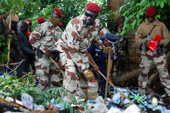 Salubrité publique: Le Colonel Mamadi Doumbouya sur le terrain pour participer à l’assainissement.