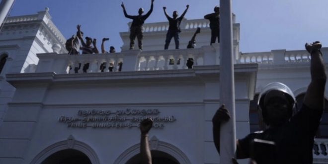 Sri Lanka: le président Rajapaksa en fuite, les bureaux du Premier ministre envahis par des manifestants