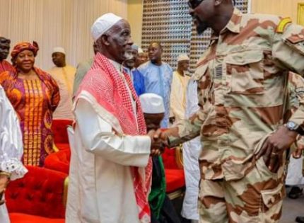 Palais Mohammed V: Colonel Mamadi Doumbouya reçoit la famille de feu Général Lansana Conté et ses anciens proches collaborateurs