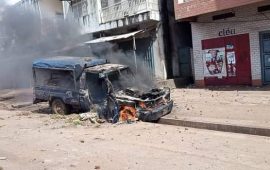 Guinée/Fête de l’independance: un véhicule de la gendarmerie incendié par les jeunes à Gnariwada