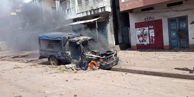 Guinée/Fête de l’independance: un véhicule de la gendarmerie incendié par les jeunes à Gnariwada