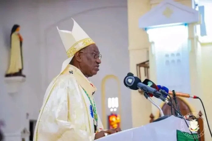 Fête de Noël: Monseigneur Vincent Koulibaly rend hommage au Colonel Mamadi Doumbouya!