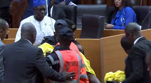 Sénégal: six mois de prison pour les députés qui avaient frappé une collègue