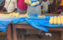 Guinée :la saponification, une activité génératrice de revenu pour certains hommes et femmes