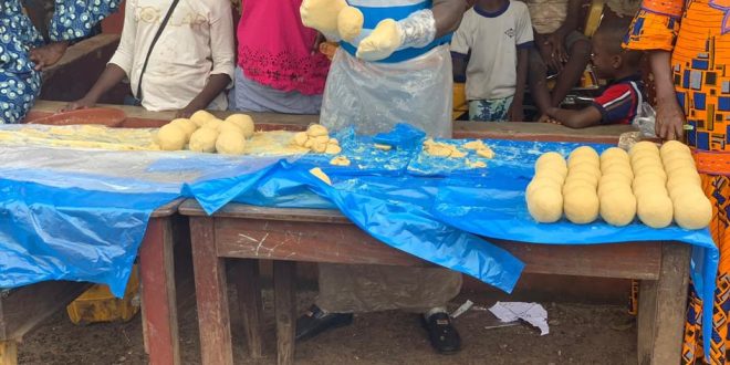 Guinée :la saponification, une activité génératrice de revenu pour certains hommes et femmes