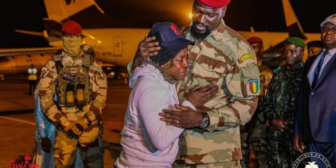 Aéroport Ahmed Sékou Touré : le colonel Mamadi Doumbouya accueille le second convoi des guinéens en provenance de Tunisie