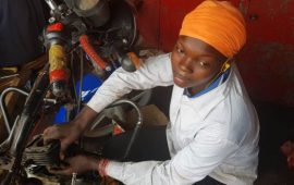 Guinée/fête des femmes: à la rencontre de Martine Doré passionnée de la mecanique moto