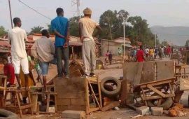 Coyah : Route barricadée, les citoyens en colère règnent en maître des lieux à Wonkifong Carrefour