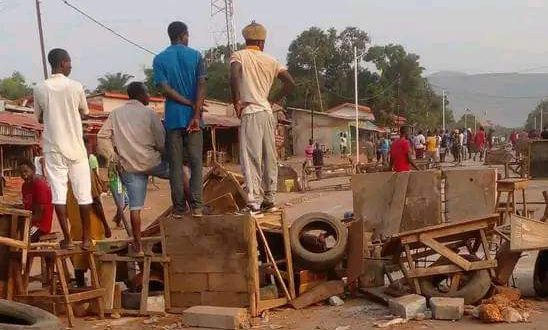 Coyah : Route barricadée, les citoyens en colère règnent en maître des lieux à Wonkifong Carrefour