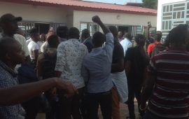 Effrayée  par le mouvement  des journalistes   en colère cet après-midi  » la ministre Aminata Kaba fuit  son bureau