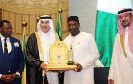 Arabie Saoudite: Les consuls généraux d’Afrique accrédités à Djeddah décernent un trophée de mérite au Pr Koutoubou Moustapha Sano
