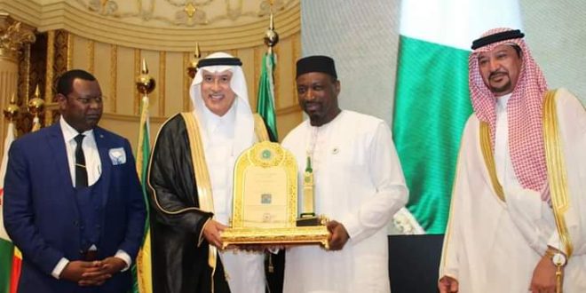 Arabie Saoudite: Les consuls généraux d’Afrique accrédités à Djeddah décernent un trophée de mérite au Pr Koutoubou Moustapha Sano