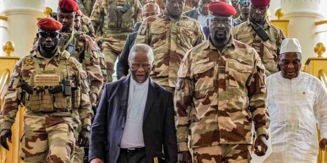 Palais Mohammed V : le Chef de l’État reçoit une délégation conduite par l’ancien Président sud-africain Thabor Mbeki